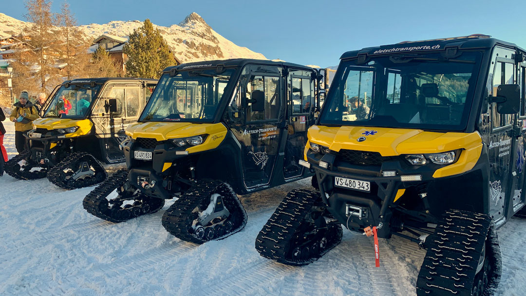 Taxi Bettmeralp – gelbe Fahrzeuge an der Station